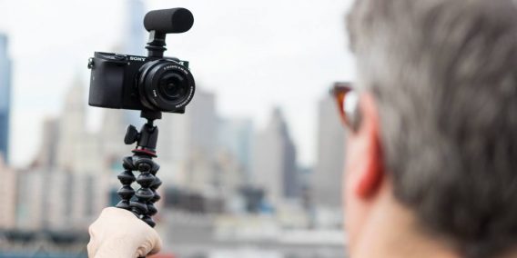 φθηνή κάμερα vlogging με αναστροφή οθόνης